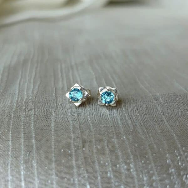 Bông Tai Nụ 4 Cánh Hoa Mini Topaz Thiên Nhiên 4 Li – Bạc S925