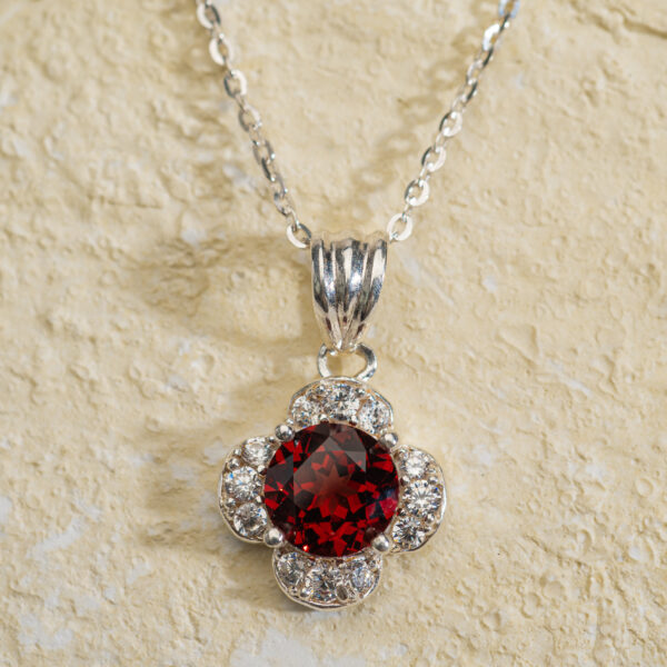 Mặt Dây Cỏ Bốn Lá Garnet bạc S925 Opalina
