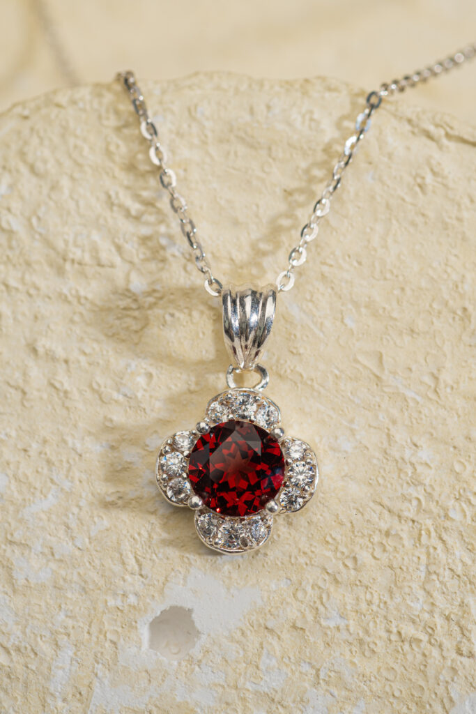 Mặt Dây Cỏ Bốn Lá Garnet bạc S925 Opalina