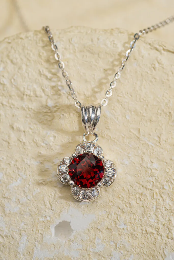 Mặt Dây Cỏ Bốn Lá Garnet bạc S925 Opalina