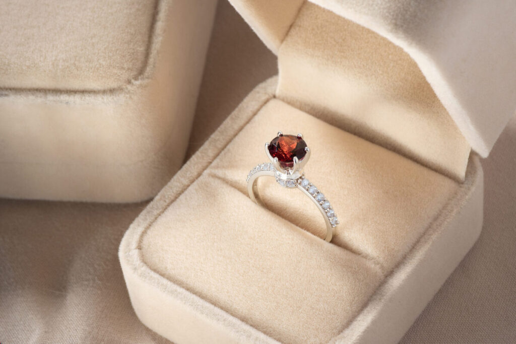 Soi Garnet dưới kính lúp 10x tại xưởng Opalina