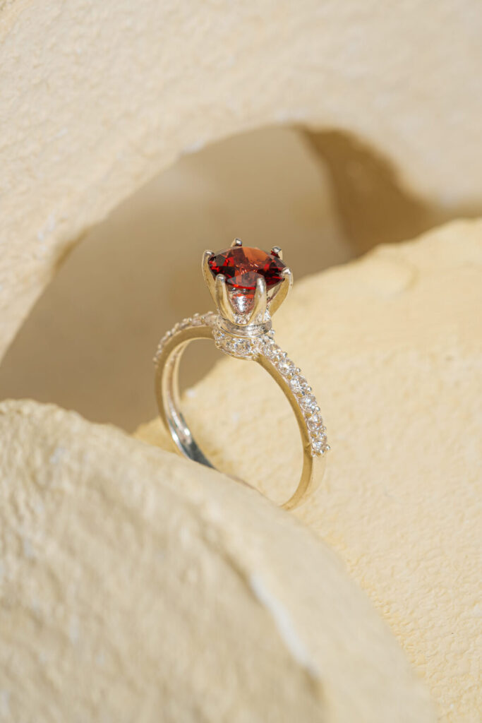Đá Garnet đỏ rượu vang chụp cận tại xưởng Opalina