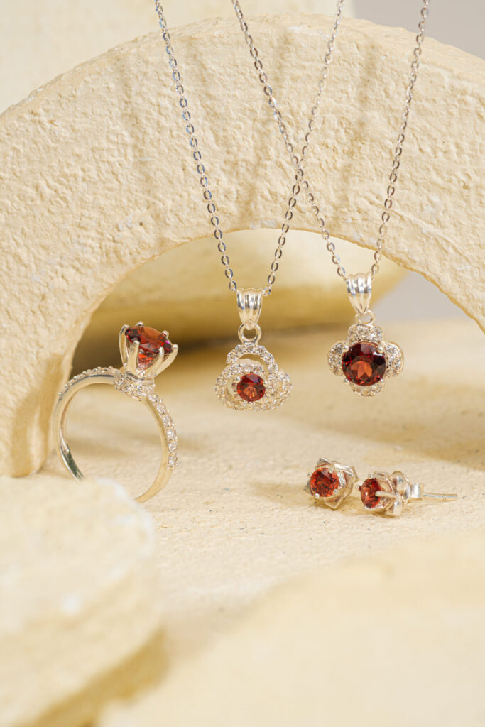 Mặt dây cỏ bốn lá Garnet 6 li bạc S925 tại Opalina