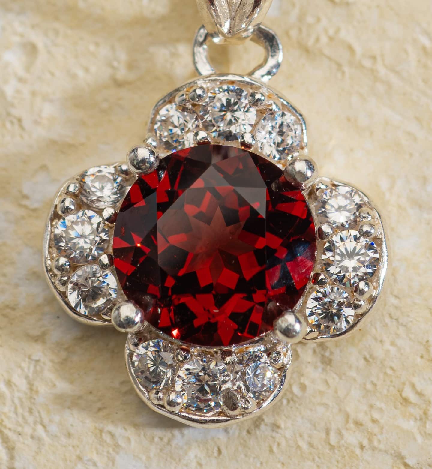 Mặt dây chuyền Garnet