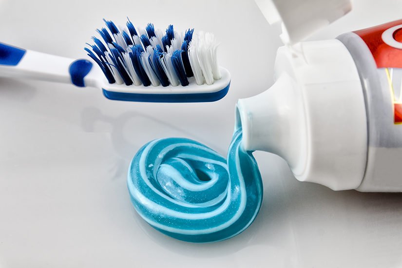 Cách làm sáng bạc bằng kem đánh răng - chà trang sức bạc S925 với bàn chải mềm